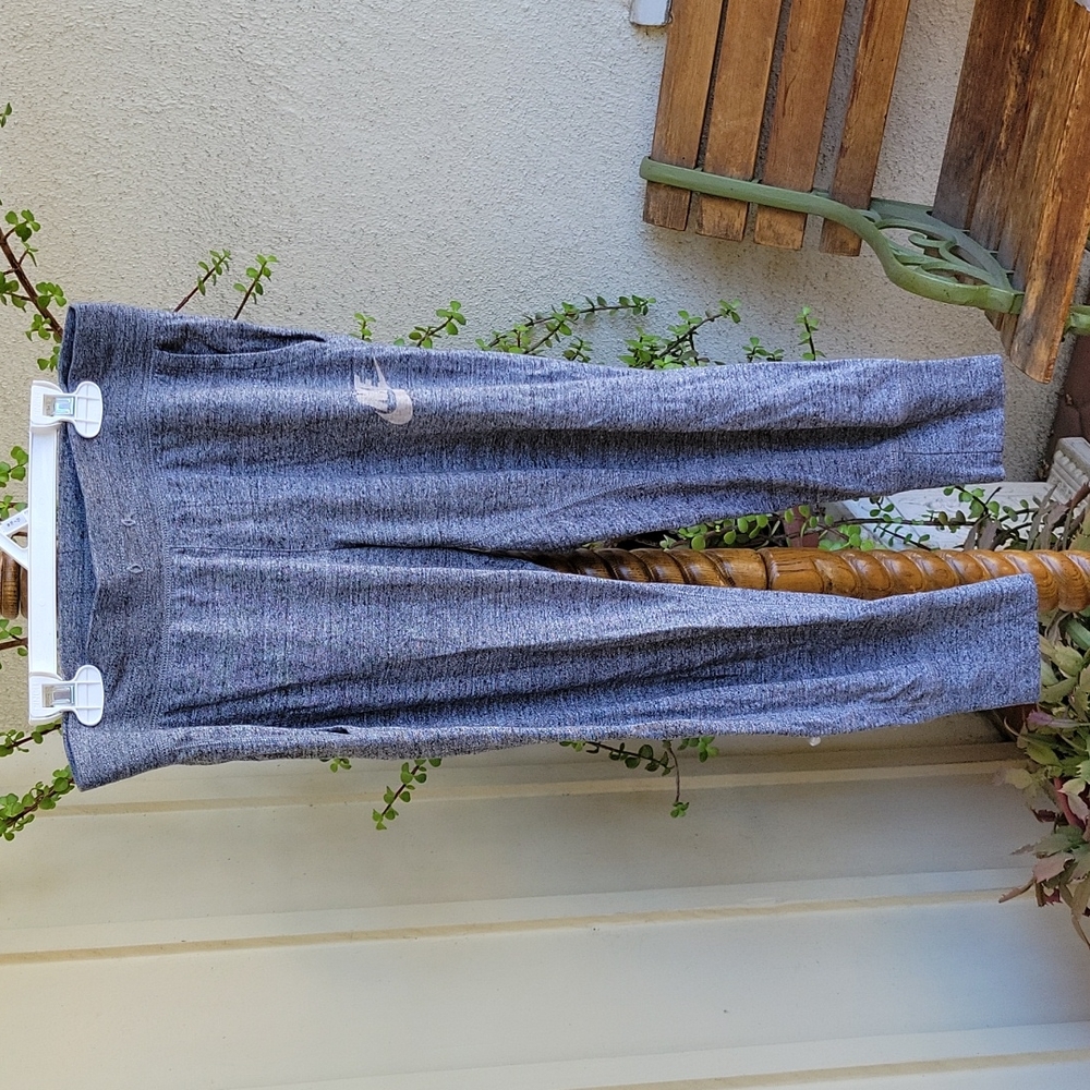 Nike jogging pants. Size S. Very good condition. Color gray and silver.